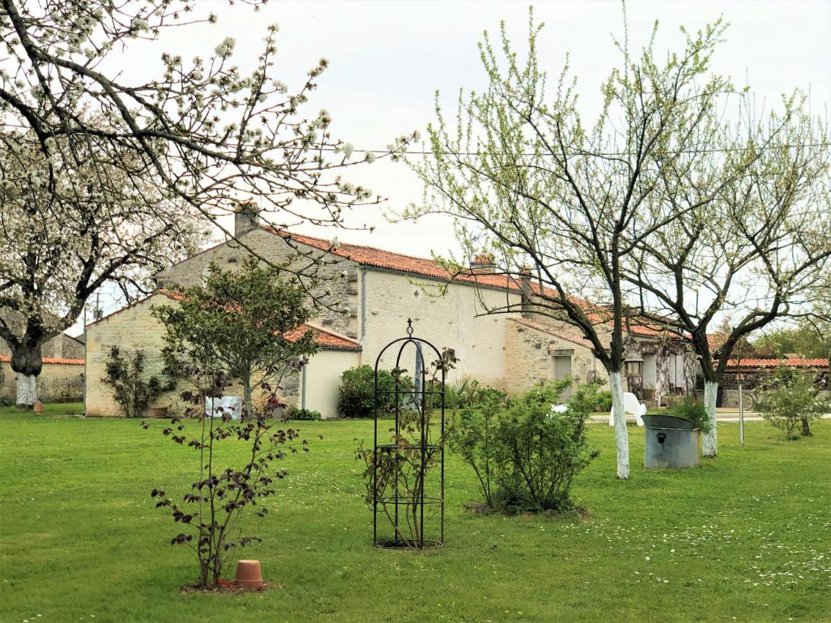 Bed and Breakfast Du Côté de l'Ombrière Geay  Esterno foto